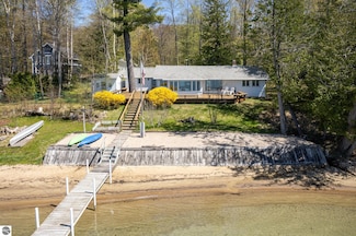8432 S Dunns Farm Rd, Maple City, MI 49664