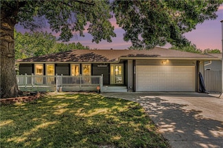 2518 SW Arrowhead Rd, Topeka, KS 66614