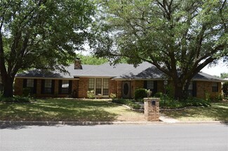 401 Westmeadow Dr, Cleburne, TX 76033