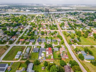 711 W 6th St, Freeport, TX 77541