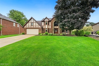 7700 Sparrow Flight Dr, Seven Hills, OH 44131