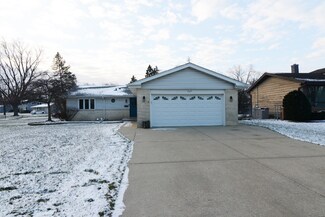 496 N 6th Ave, Addison, IL 60101