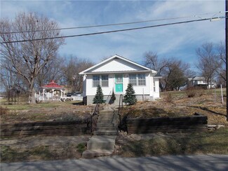 1118 N 6th St, Atchison, KS 66002
