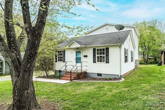 390 15th Ave NE, Hickory, NC 28601