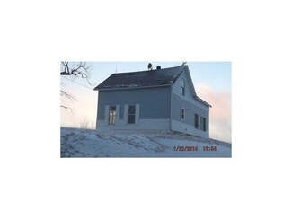 5390 N Center Point Rd, Walker, IA 52352