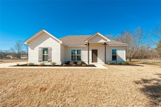 155 Spring Dr, Elmore, AL 36092