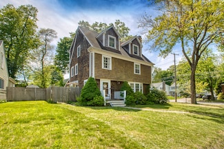 8 Lynnbrook Rd, Fairfield, CT 06825