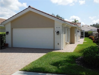 4238 Redonda Ln, Naples, FL 34119
