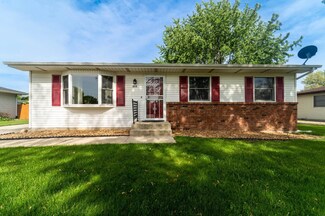 215 Locust Ave S, Hebron, IN 46341