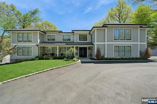 315 Freemans Ln, Franklin Lakes, NJ 07417