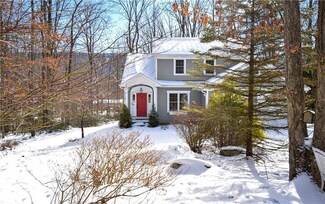 306 Lake Dr, Nesquehoning, PA 18240