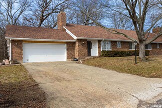 1B Country Club Ct, Pekin, IL 61554