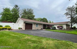 48 Knox Ln, Manalapan, NJ 07726