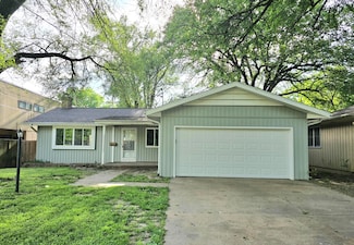 2245 S Pickwick Ave, Springfield, MO 65804