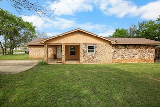 918 W 5th St, Mc Gregor, TX 76657