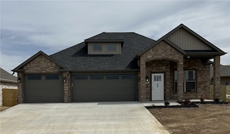 661 Summer Ln, Prairie Grove, AR 72753