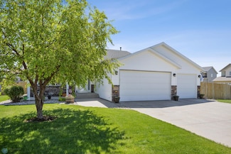 1095 Parkway Ln, West Fargo, ND 58078
