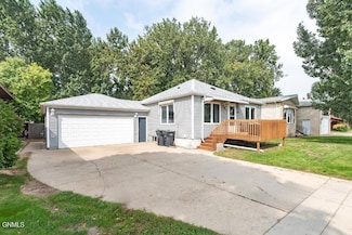105 Shady Ln, Mandan, ND 58554