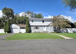 945 Benedict St, Bohemia, NY 11716