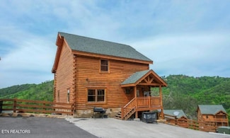 1227 Bird Nest Way, Pigeon Forge, TN 37862