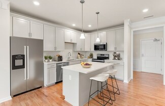 2 Stratton Dr Unit 102, Woburn, MA 01801