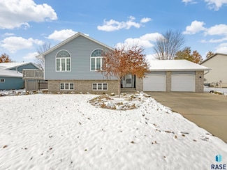 1715 S Lorne Ln, Sioux Falls, SD 57106