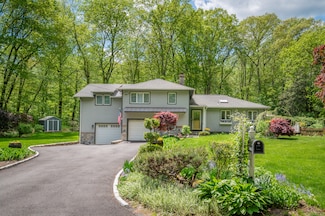 6 Shadow Ln, Norwalk, CT 06851