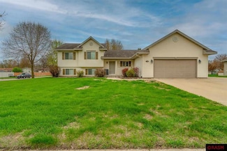 704 704 W Main St, Madelia, MN 56062