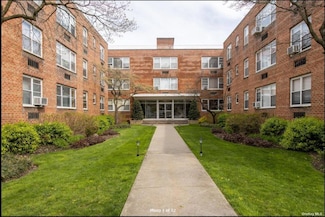 125 Main St Unit 2H, Port Washington, NY 11050