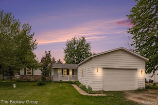 180 Maverick Ln, Lapeer, MI 48446