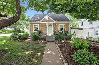 3437 Washington St, Davenport, IA 52806