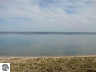 26 Beach Rd Unit 26, Frankfort, MI 49635