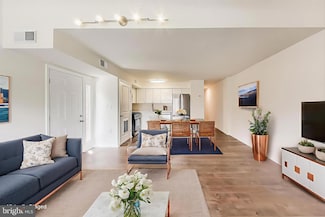 3044 Pineview Ct NE Unit 3044, Washington, DC 20018
