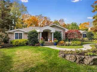 12 Orchard Dr, Woodbury, NY 11797