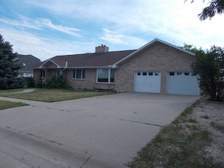 1412 Canyon Dr, Chadron, NE 69337