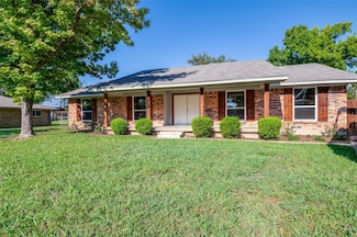 125 Stardust Ln, Desoto, TX 75115