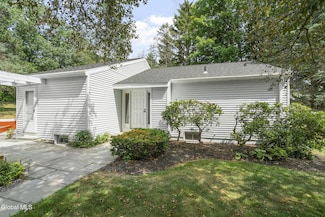 8 Loudonwood E, Albany, NY 12211