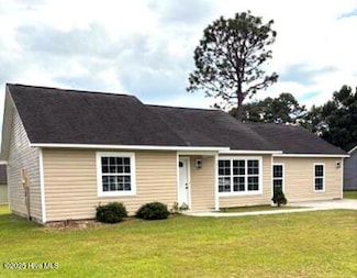 306 Foxtrace Ln, Hubert, NC 28539