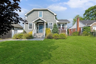 634 Adams Ave, Lindenhurst, NY 11757