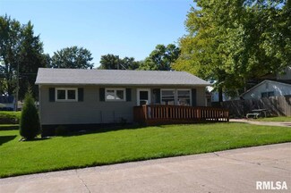 1921 Oak St, Bettendorf, IA 52722