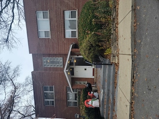 144 Ann St Unit 8, Clarendon Hills, IL 60514