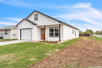 1702 17th St, Hondo, TX 78861