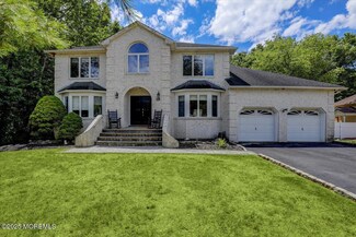 19 Wiltshire Dr, Manalapan, NJ 07726
