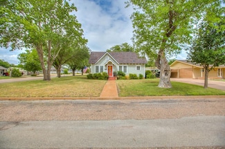 308 N 5th St, Ballinger, TX 76821