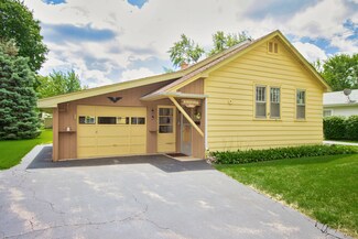 152 W Maple Ave, Wauconda, IL 60084