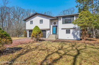 340 Mountain Oaks Dr, Laurel Run, PA 18706