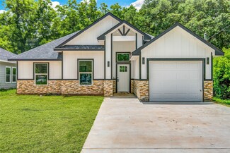 129 Smith St, Clute, TX 77531