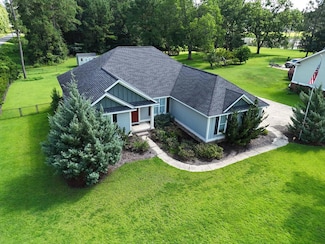 101 Sweetbriar Lakes Dr, Thomasville, GA 31757