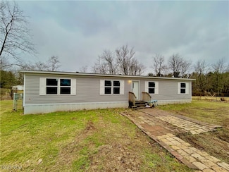 2 Lena Ln, New Cumberland, WV 26047