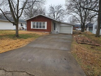 1771 Kane St, Carlyle, IL 62231